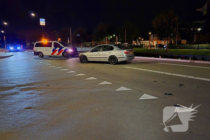 Voertuigen botsen op kruising, politie opzoek naar bestuurder