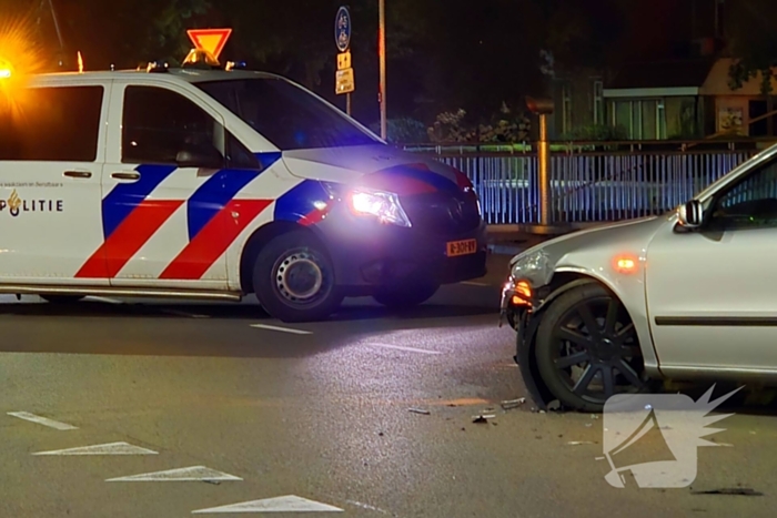 Voertuigen botsen op kruising, politie opzoek naar bestuurder