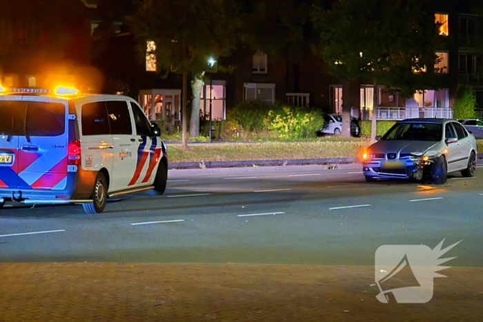 Voertuigen botsen op kruising, politie opzoek naar bestuurder