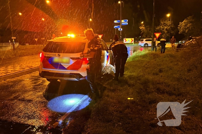 Auto belandt op kop in talud na ongeval
