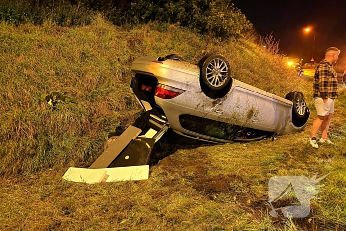 Auto belandt op kop in talud na ongeval
