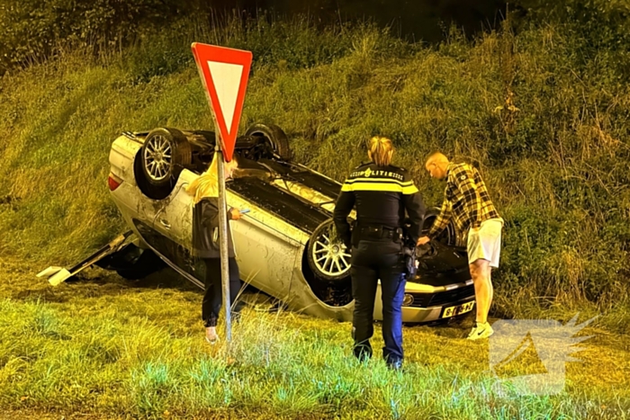 Auto belandt op kop in talud na ongeval