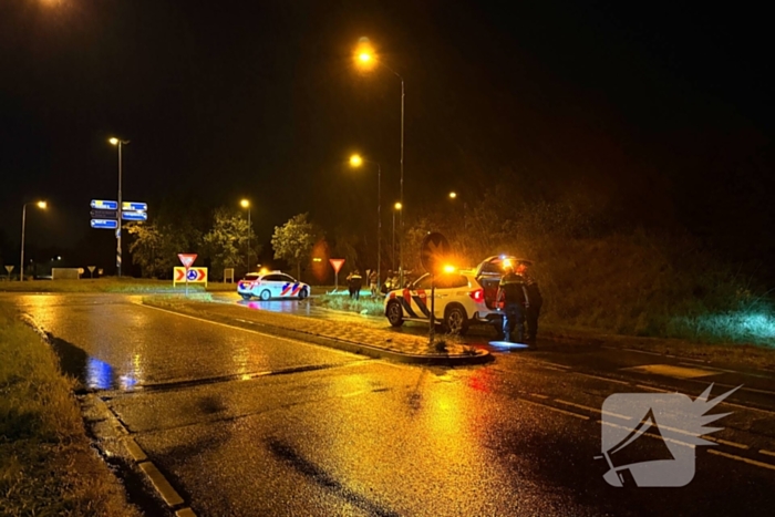 Auto belandt op kop in talud na ongeval