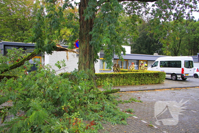 Grote tak valt door dak bij woning