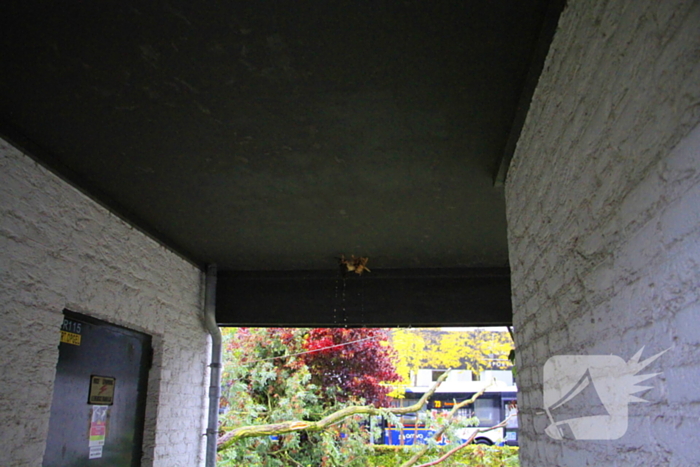 Grote tak valt door dak bij woning