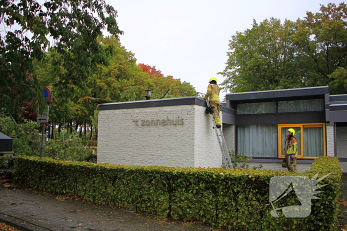 Grote tak valt door dak bij woning