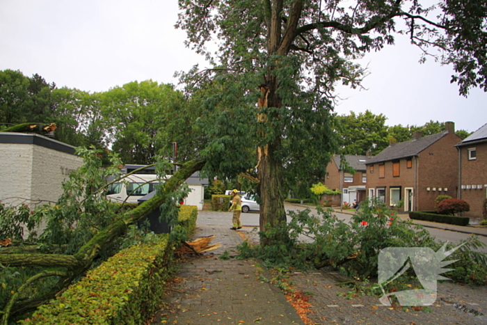 Grote tak valt door dak bij woning