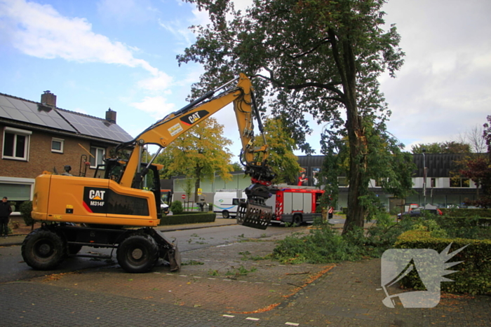 Grote tak valt door dak bij woning