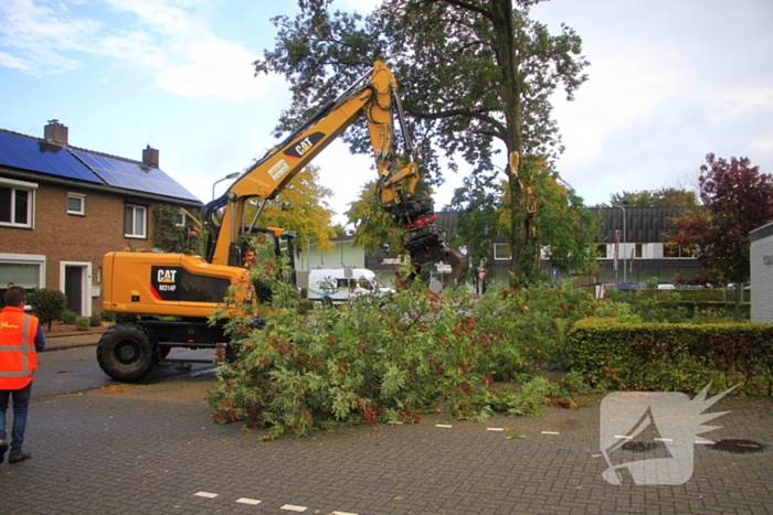 Grote tak valt door dak bij woning