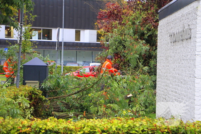 Grote tak valt door dak bij woning