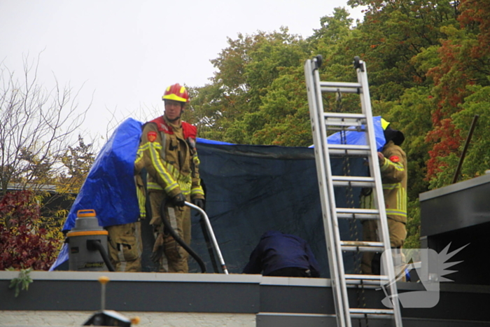 Grote tak valt door dak bij woning