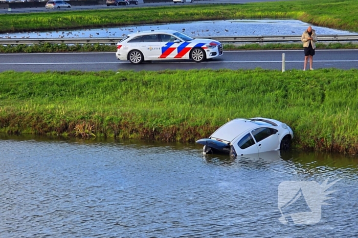 Voertuig belandt in water na slippartij