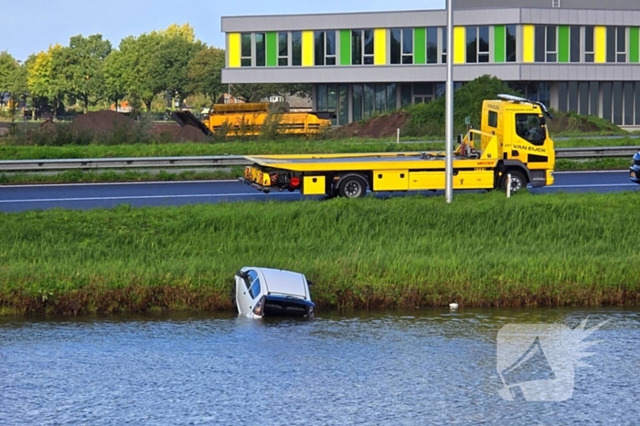 Voertuig belandt in water na slippartij
