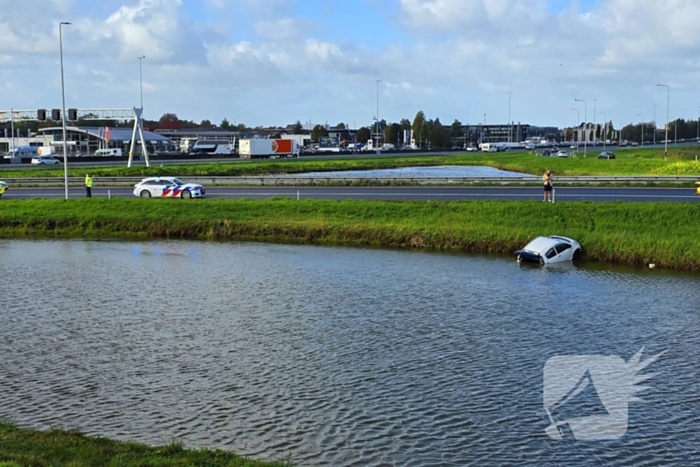 Voertuig belandt in water na slippartij