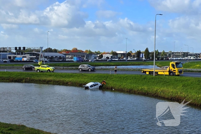 Voertuig belandt in water na slippartij