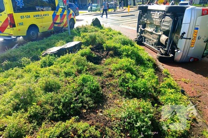 Auto belandt op zijkant op het fietspad