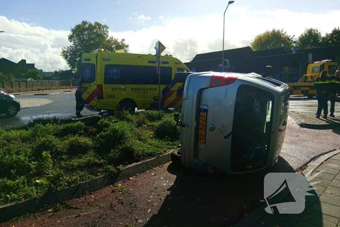 Auto belandt op zijkant op het fietspad