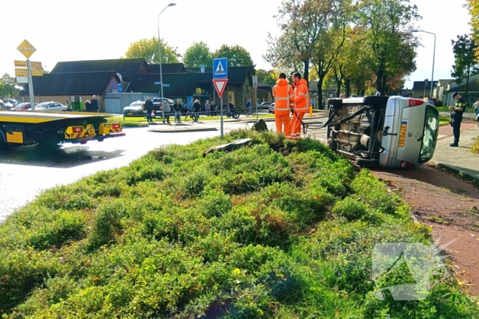 Auto belandt op zijkant op het fietspad