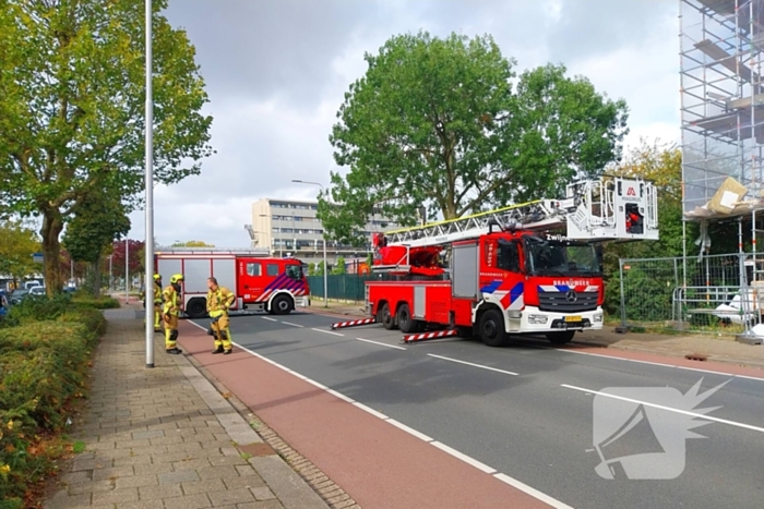 Loshangende plaat bij flat in renovatie