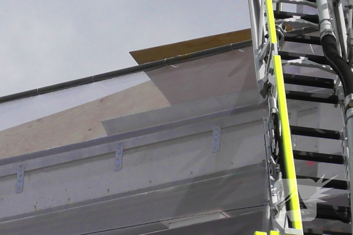 Loshangende plaat bij flat in renovatie