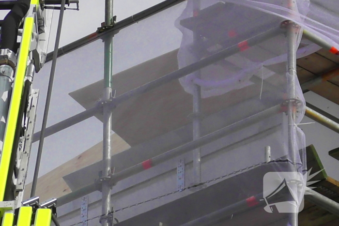 Loshangende plaat bij flat in renovatie