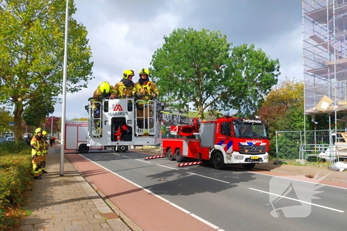 Loshangende plaat bij flat in renovatie