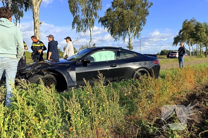 Auto vliegt uit de bocht en botst tegen boom