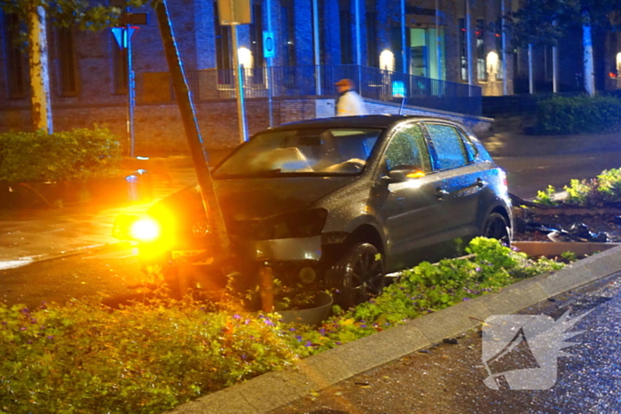 Auto botst tegen boom