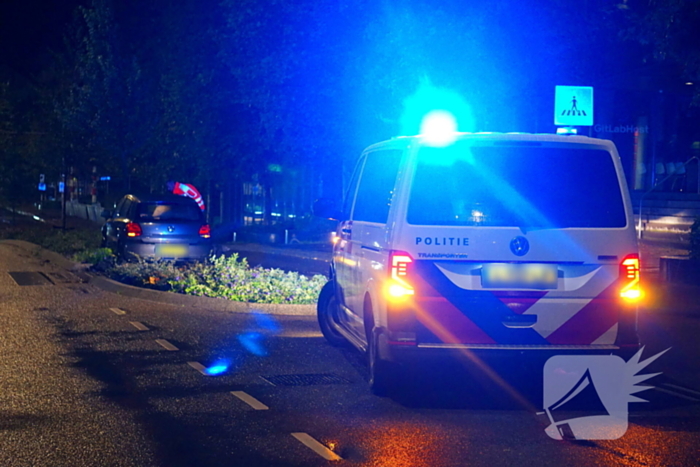 Auto botst tegen boom