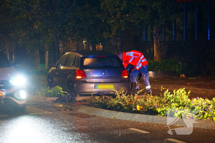 Auto botst tegen boom