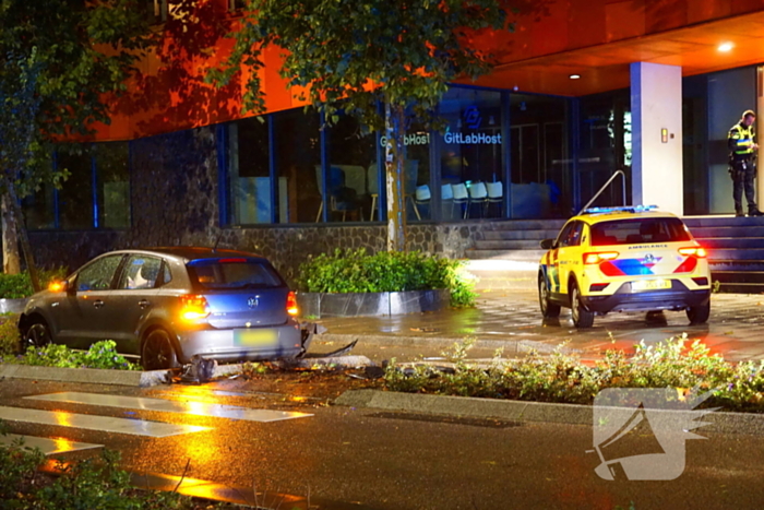 Auto botst tegen boom