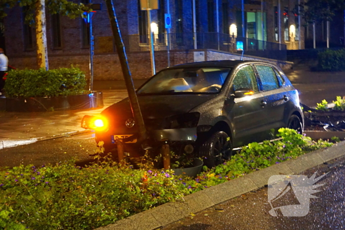 Auto botst tegen boom