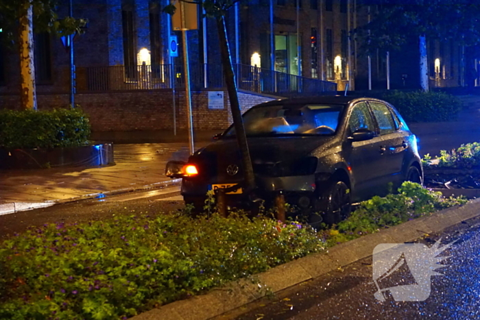 Auto botst tegen boom