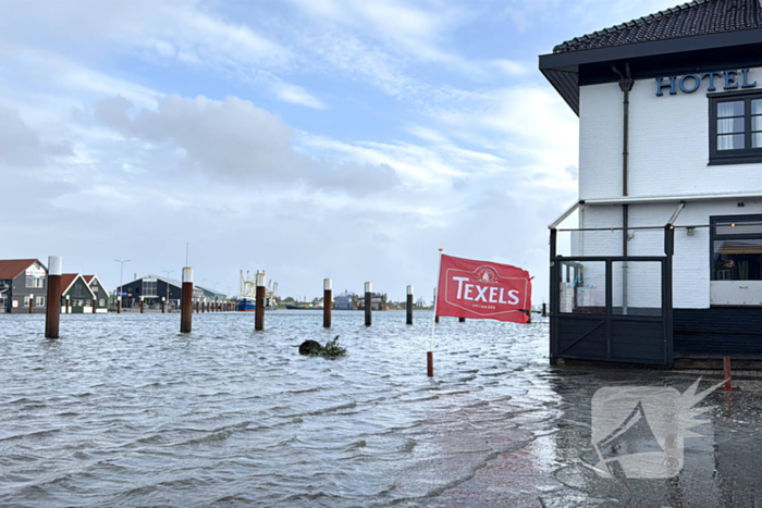 Hoge zeewaterstand overspoelt haven