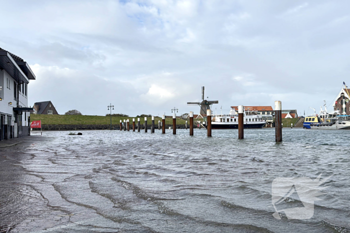 Hoge zeewaterstand overspoelt haven