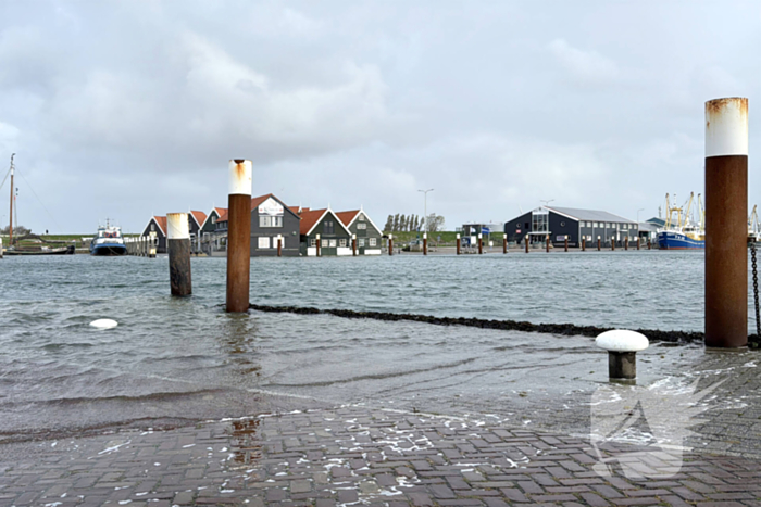 Hoge zeewaterstand overspoelt haven