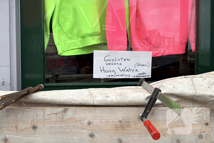 Hoge zeewaterstand overspoelt haven