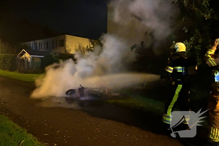 Scooterbrand in de nacht