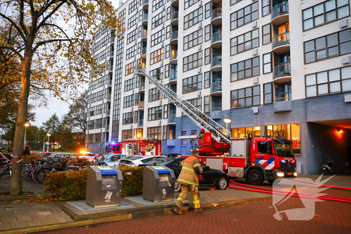 Dode bij grote brand in flat, brandweerlieden onwel