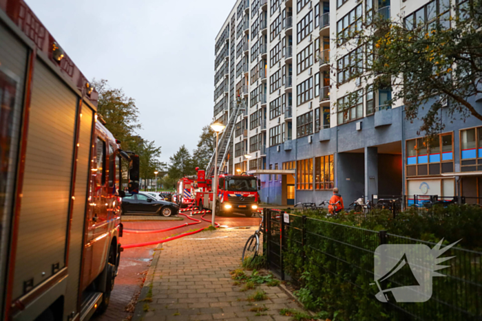 Dode bij grote brand in flat, brandweerlieden onwel