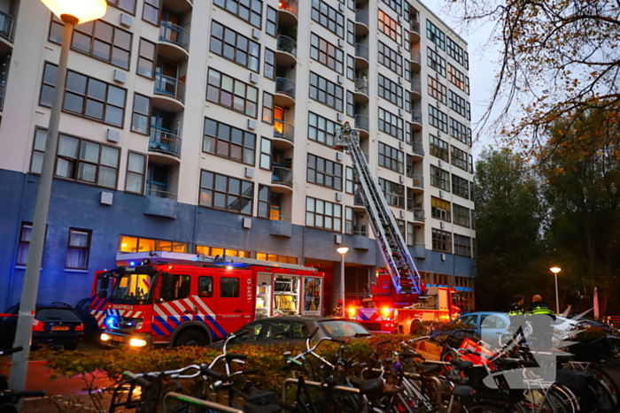 Dode bij grote brand in flat, brandweerlieden onwel