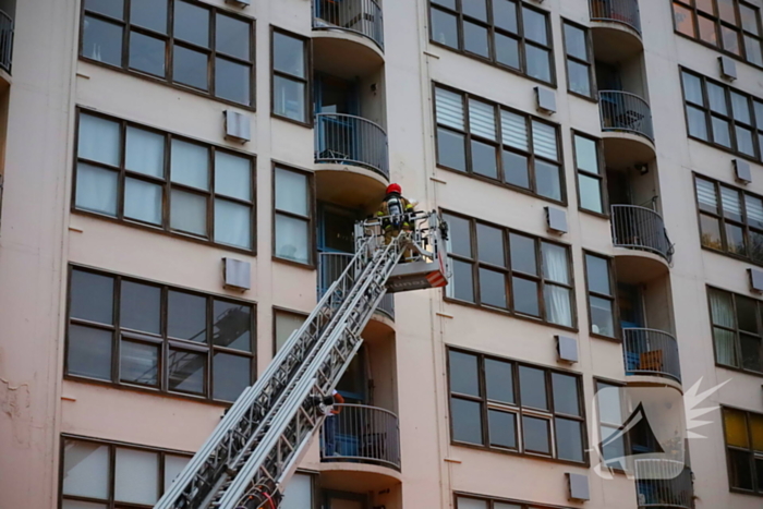Dode bij grote brand in flat, brandweerlieden onwel