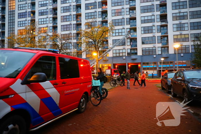 Dode bij grote brand in flat, brandweerlieden onwel