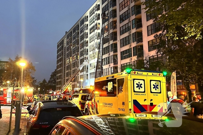 Dode bij grote brand in flat, brandweerlieden onwel