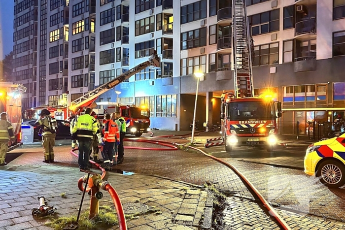 Dode bij grote brand in flat, brandweerlieden onwel