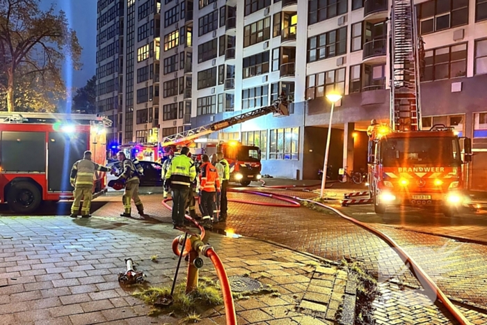 Dode bij grote brand in flat, brandweerlieden onwel