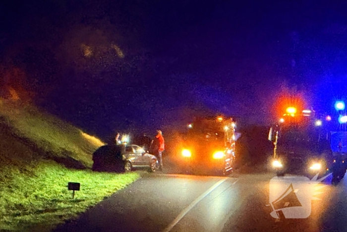 Auto draait rond op snelweg