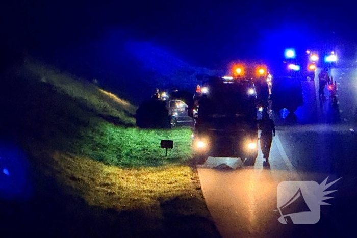 Auto draait rond op snelweg