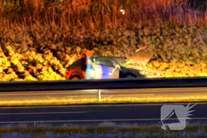 Auto draait rond op snelweg