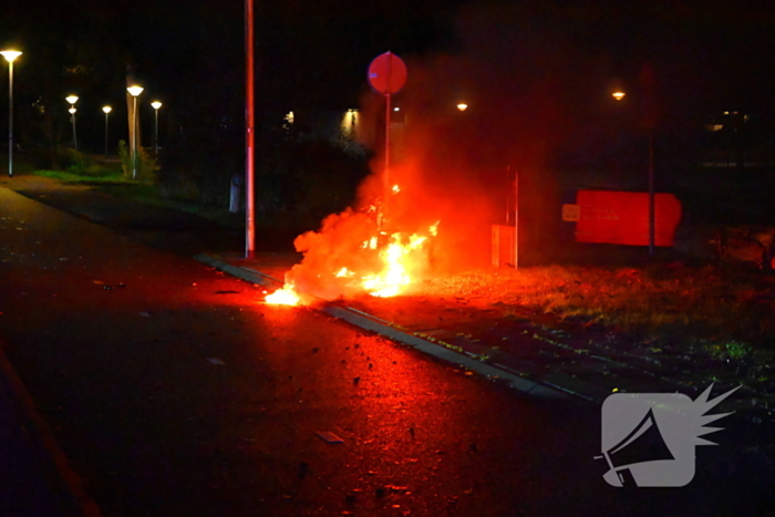 Scooter in vlammen bij sportpark